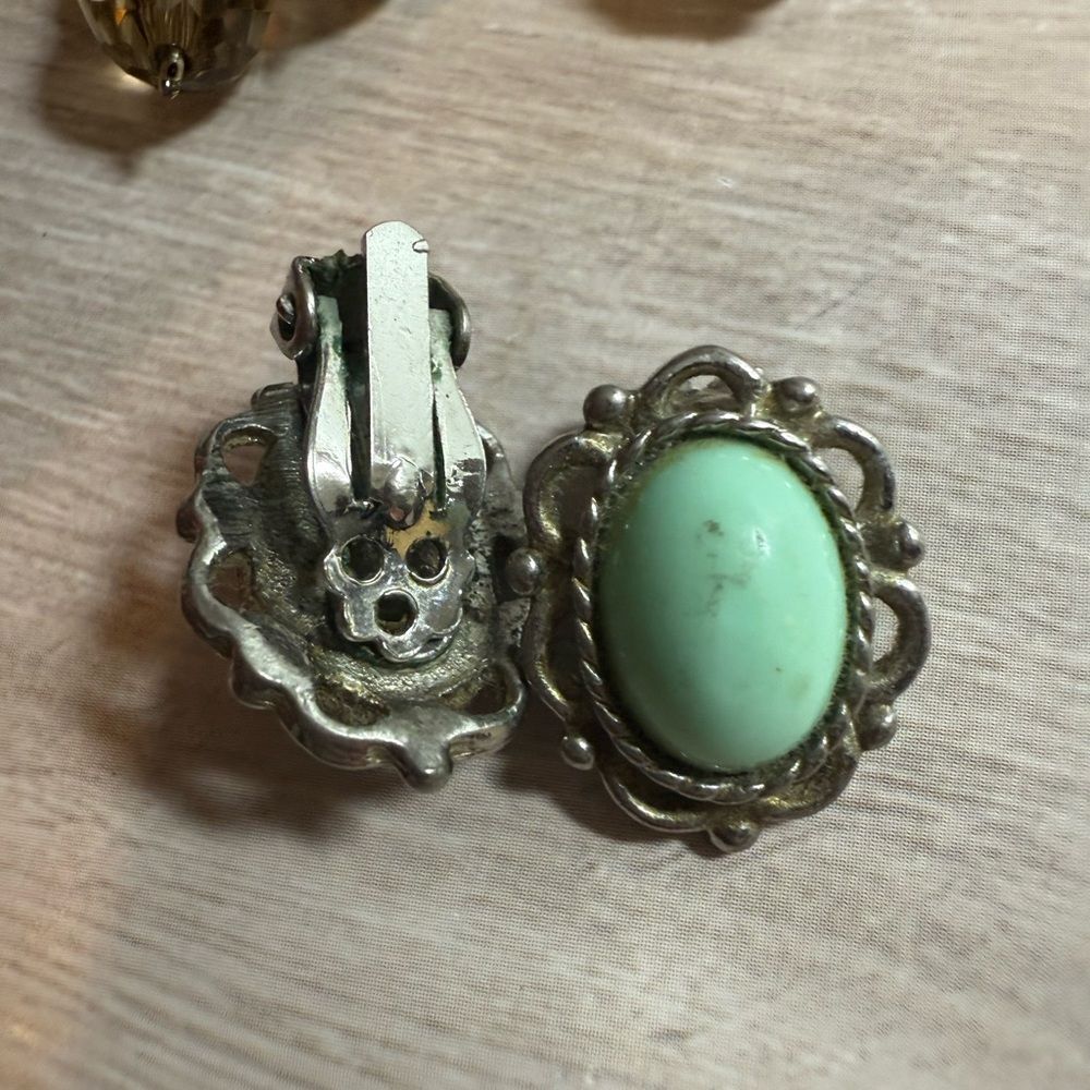 Vintage Green Cabochon Clip-On Earrings Silver-Tone Ornate Frame Retro - Picture 4 of 5